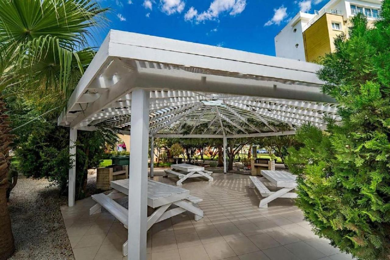 Spartacus Pool Apartments  Trikomo Exterior foto